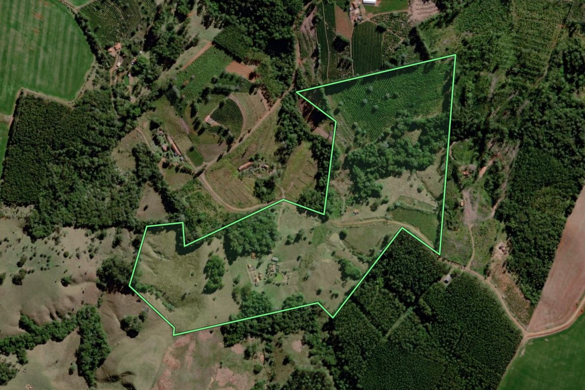 Imagem de satélite do imóvel rural em Figueira (PR), com o contorno declarado no CAR desenhado por cima.