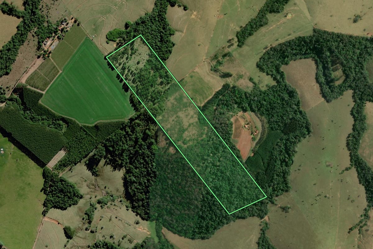 Imagem de satélite do imóvel rural em Figueira (PR), com o contorno declarado no CAR desenhado por cima.