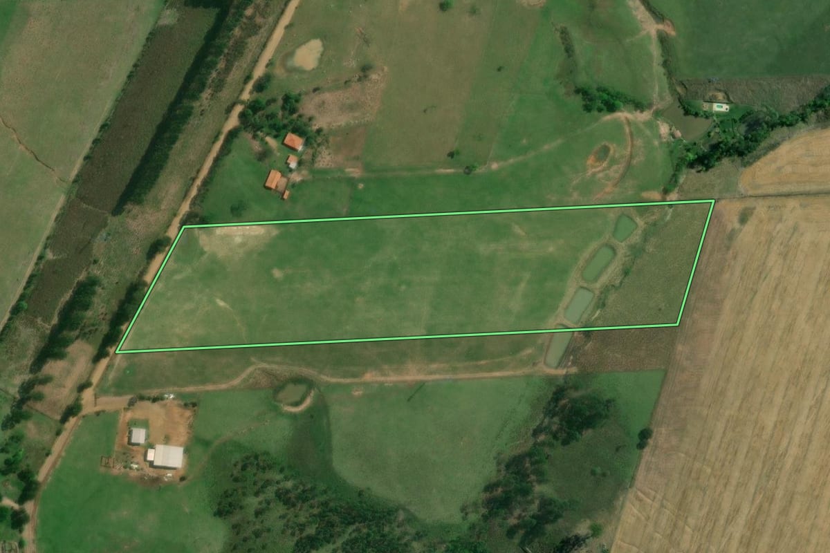 Imagem de satélite do imóvel rural em Figueira (PR), com o contorno declarado no CAR desenhado por cima.