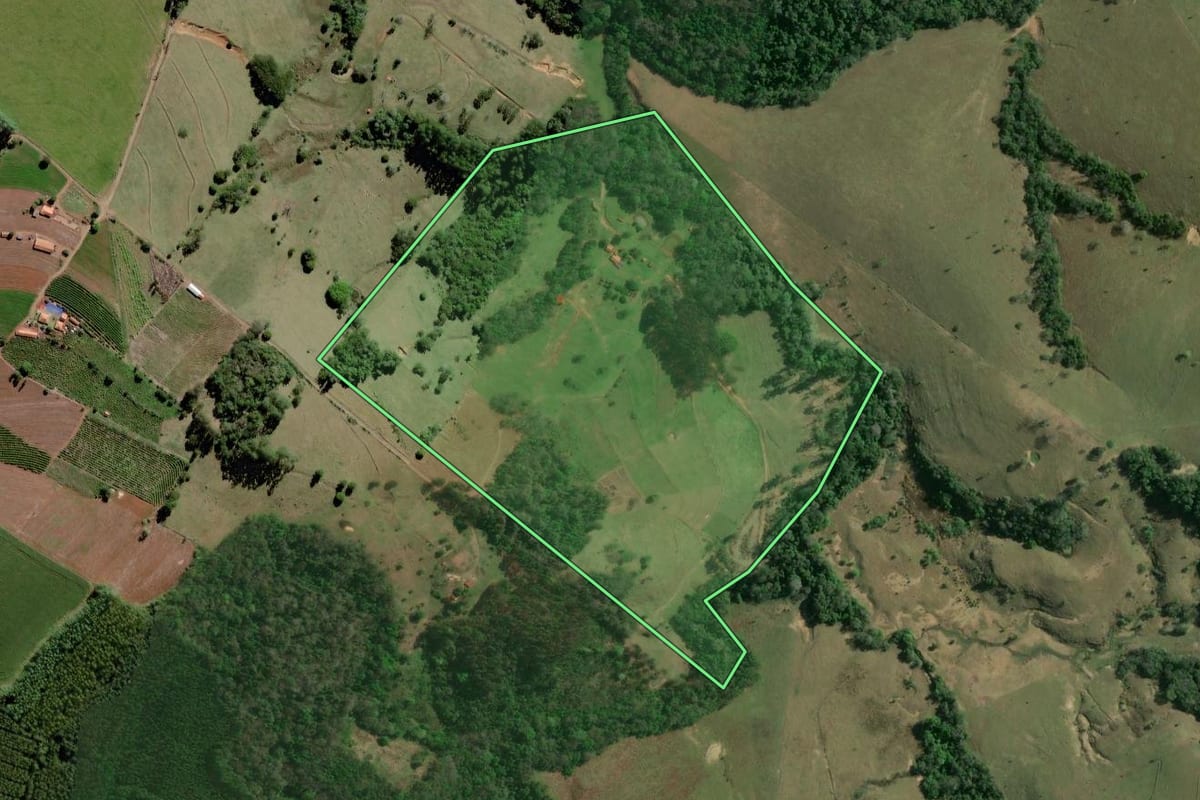Imagem de satélite do imóvel rural em Figueira (PR), com o contorno declarado no CAR desenhado por cima.