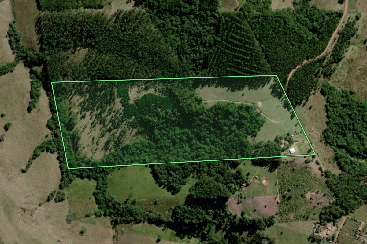 Imagem de satélite do imóvel rural em Figueira (PR), com o contorno declarado no CAR desenhado por cima.