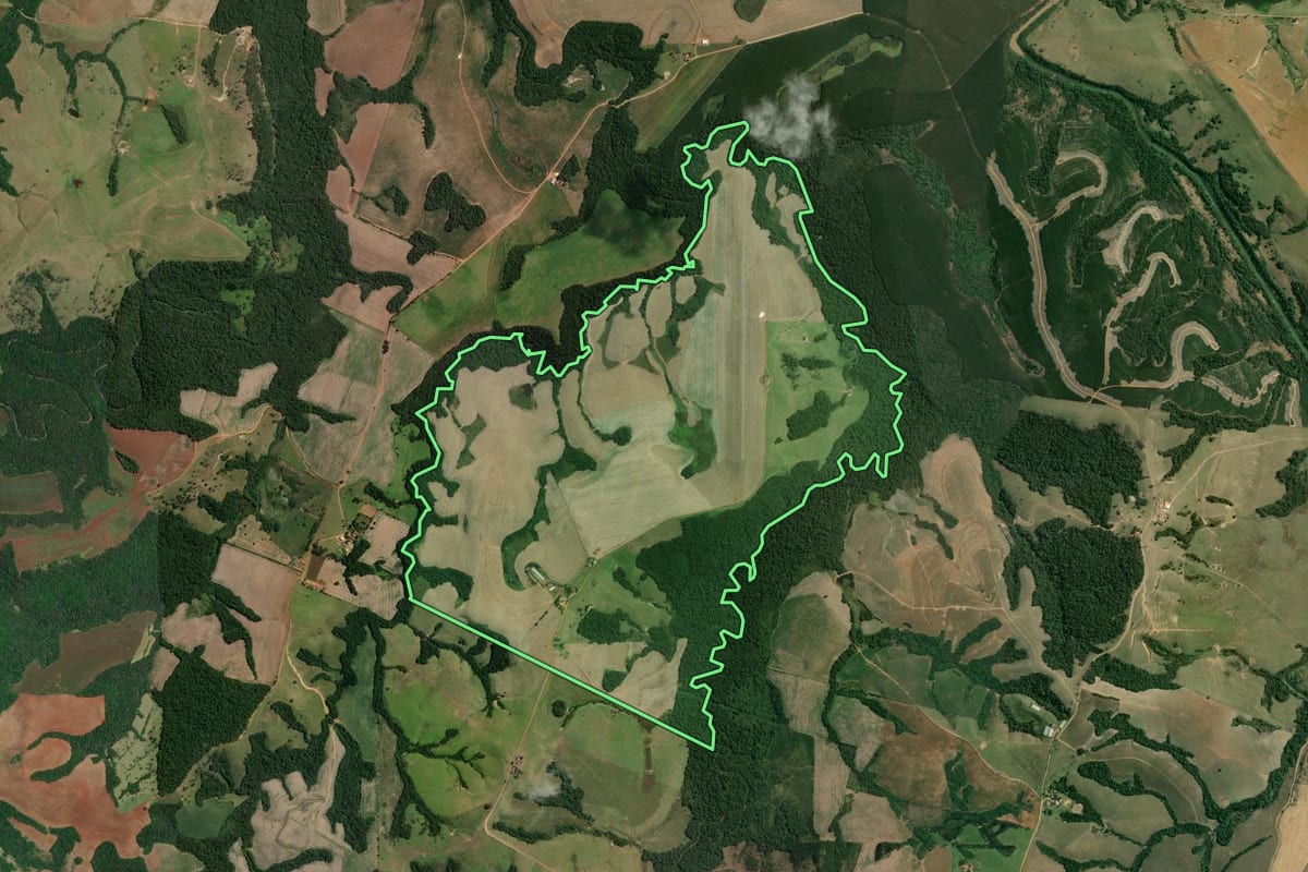 Imagem de satélite do imóvel rural em Sapopema (PR), com o contorno declarado no CAR desenhado por cima.