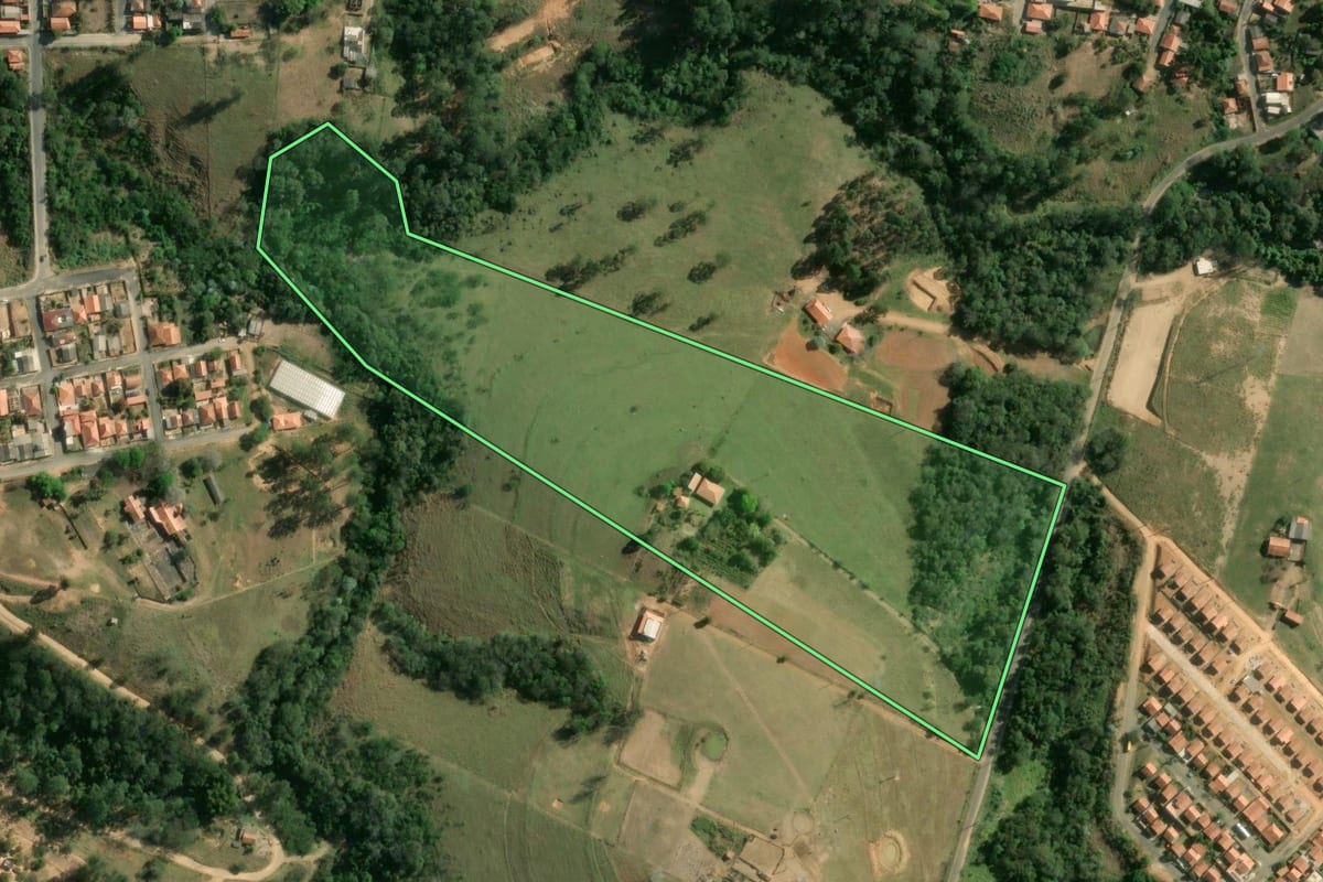 Imagem de satélite do imóvel rural em Figueira (PR), com o contorno declarado no CAR desenhado por cima.