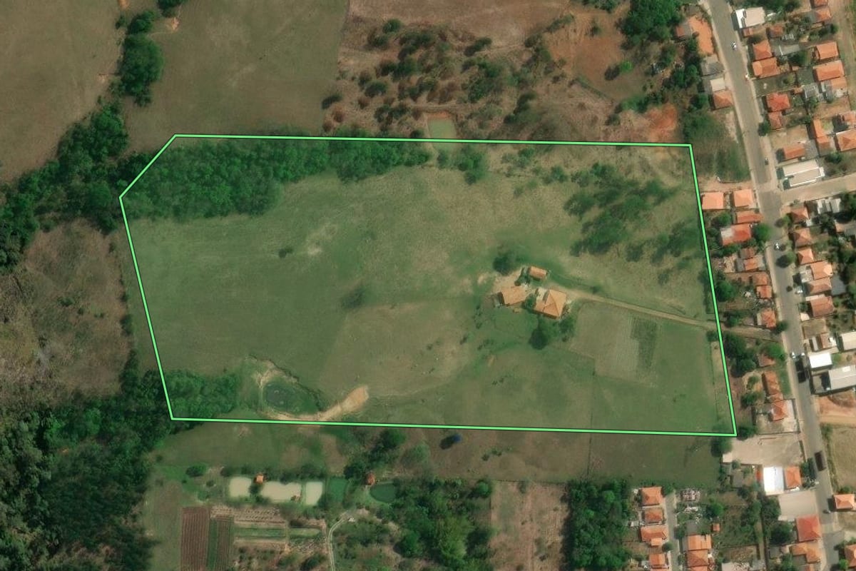 Imagem de satélite do imóvel rural em Figueira (PR), com o contorno declarado no CAR desenhado por cima.