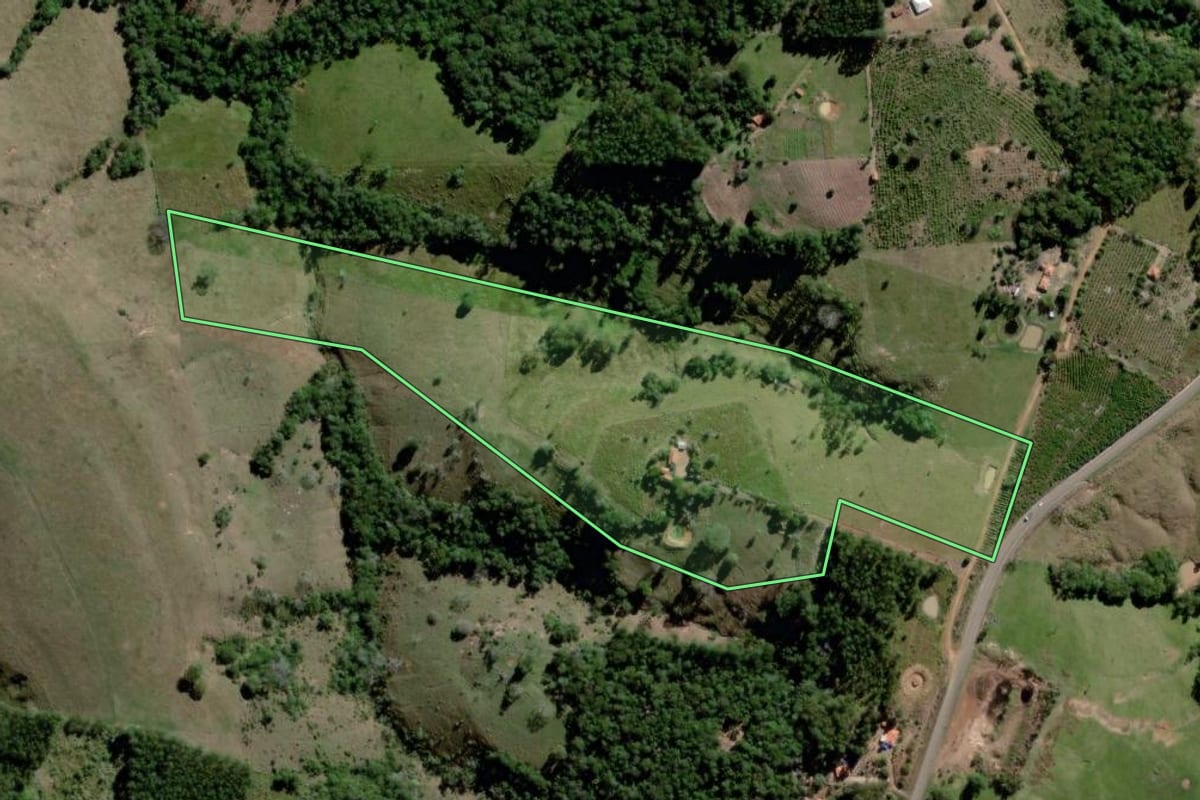 Imagem de satélite do imóvel rural em Figueira (PR), com o contorno declarado no CAR desenhado por cima.