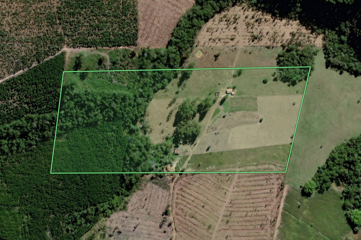 Imagem de satélite do imóvel rural em Figueira (PR), com o contorno declarado no CAR desenhado por cima.
