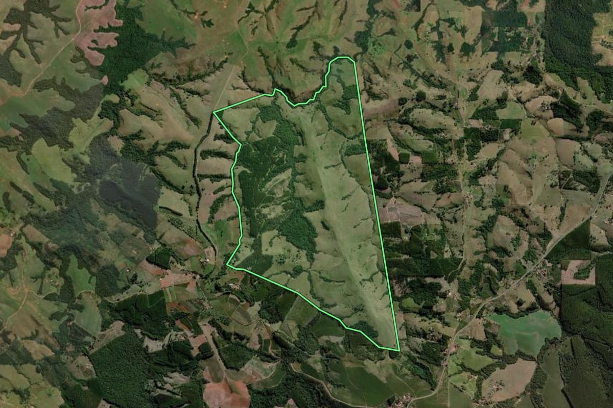 Imagem de satélite do imóvel rural em Figueira (PR), com o contorno declarado no CAR desenhado por cima.
