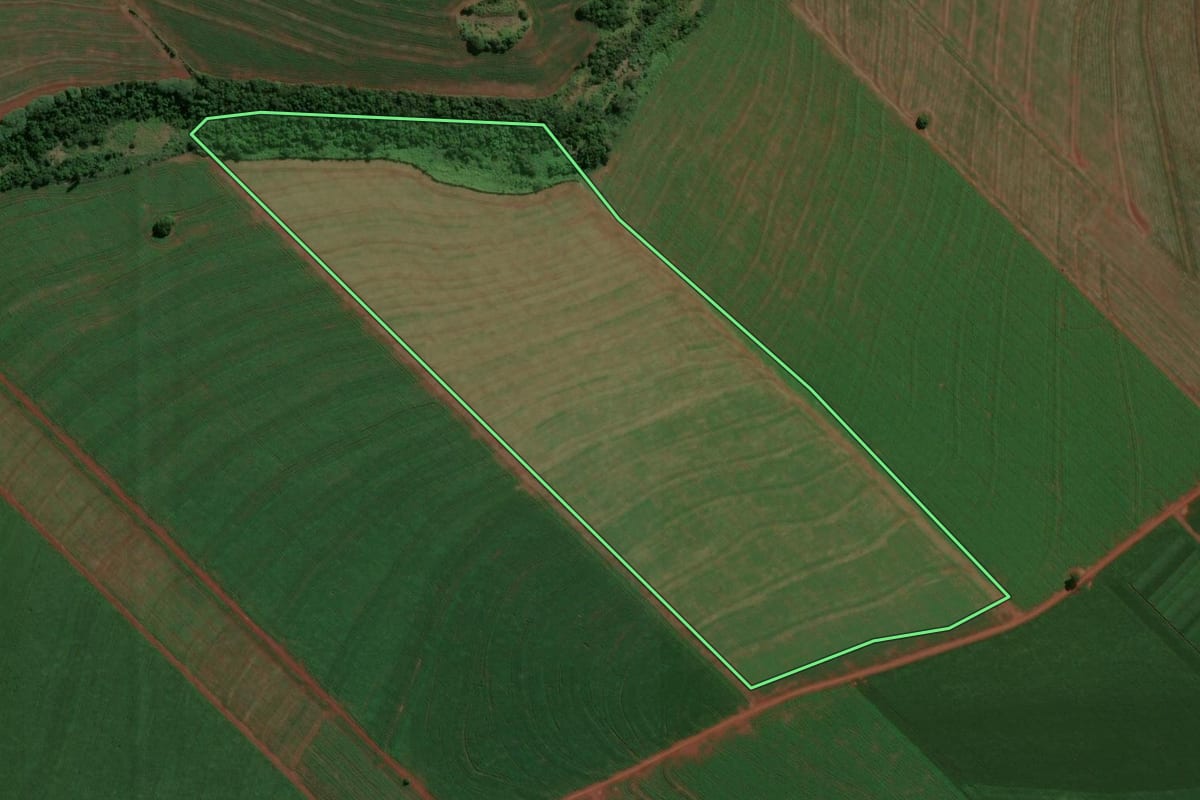 Imagem de satélite do imóvel rural em Floraí (PR), com o contorno declarado no CAR desenhado por cima.
