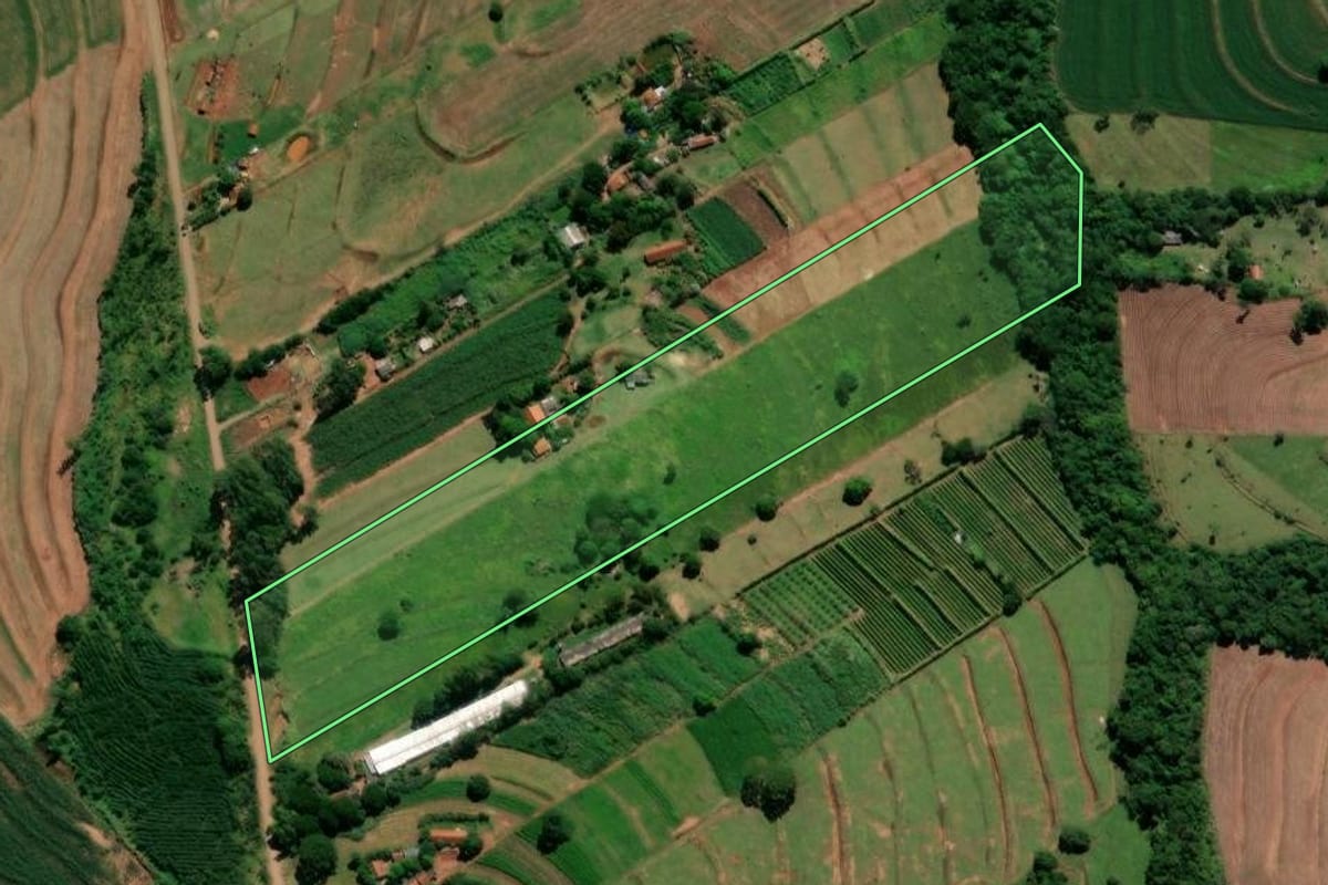 Imagem de satélite do imóvel rural em Floraí (PR), com o contorno declarado no CAR desenhado por cima.