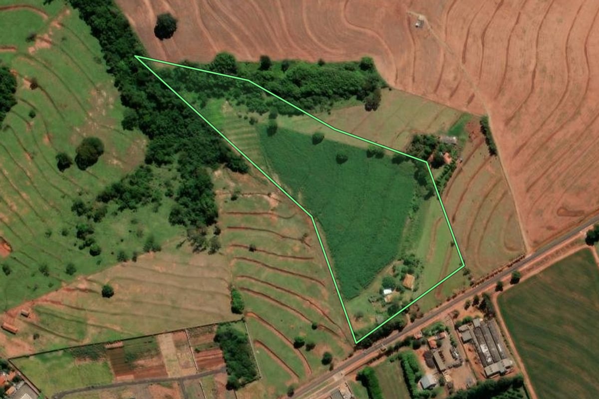 Imagem de satélite do imóvel rural em Floraí (PR), com o contorno declarado no CAR desenhado por cima.