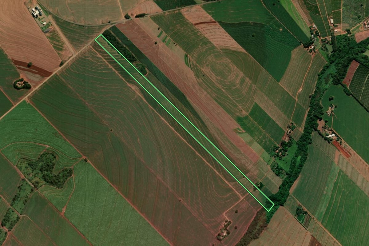 Imagem de satélite do imóvel rural em Floraí (PR), com o contorno declarado no CAR desenhado por cima.