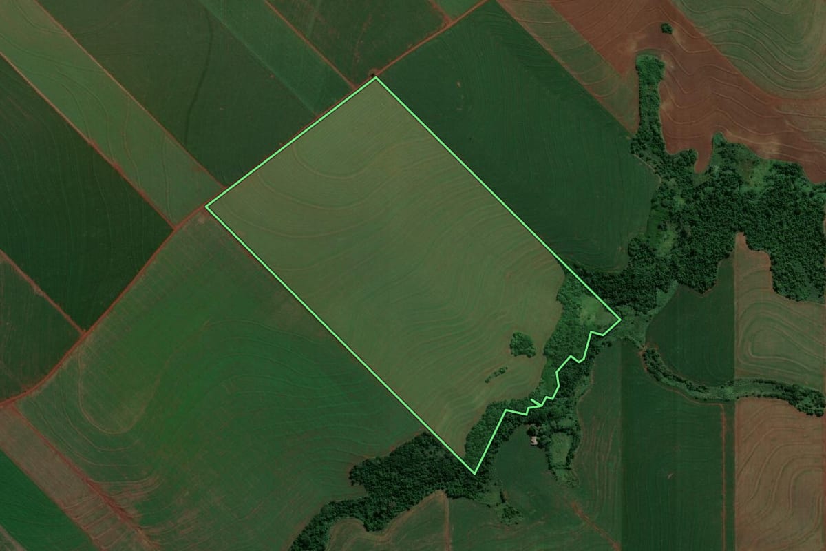 Imagem de satélite do imóvel rural em Floraí (PR), com o contorno declarado no CAR desenhado por cima.
