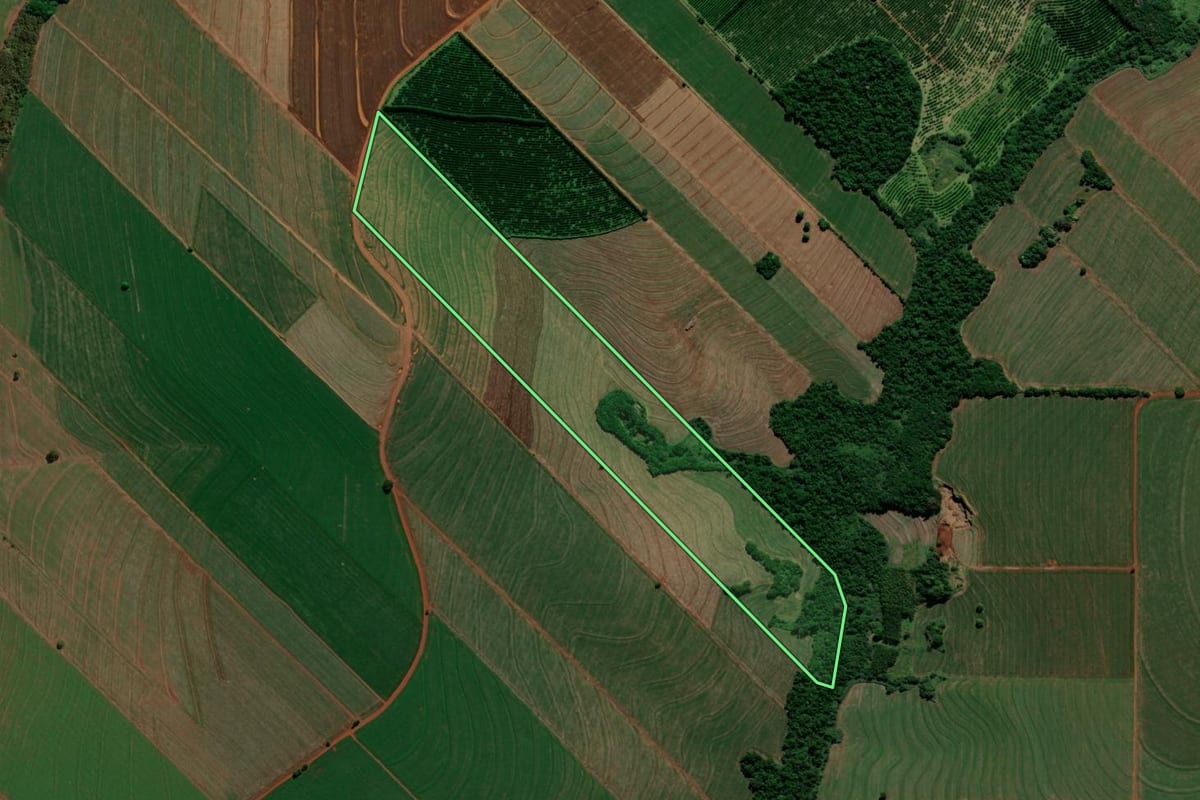 Imagem de satélite do imóvel rural em Floraí (PR), com o contorno declarado no CAR desenhado por cima.