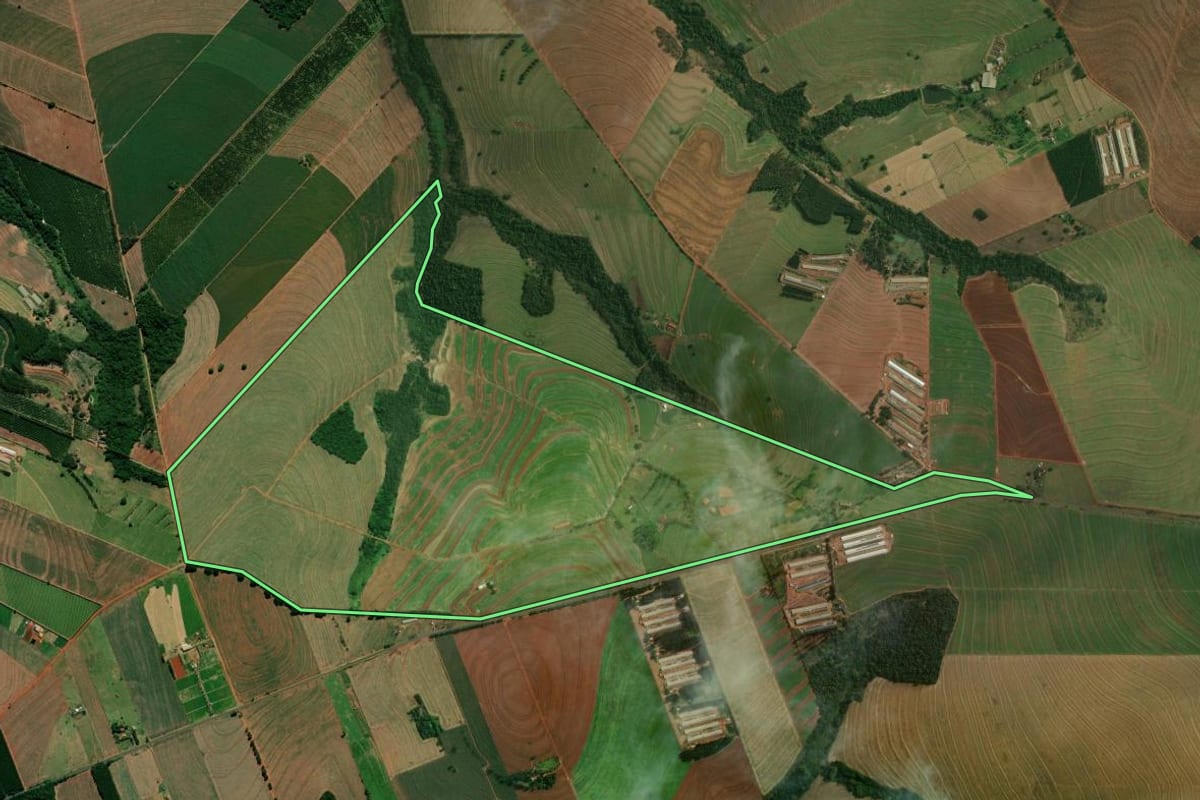 Imagem de satélite do imóvel rural em Floraí (PR), com o contorno declarado no CAR desenhado por cima.