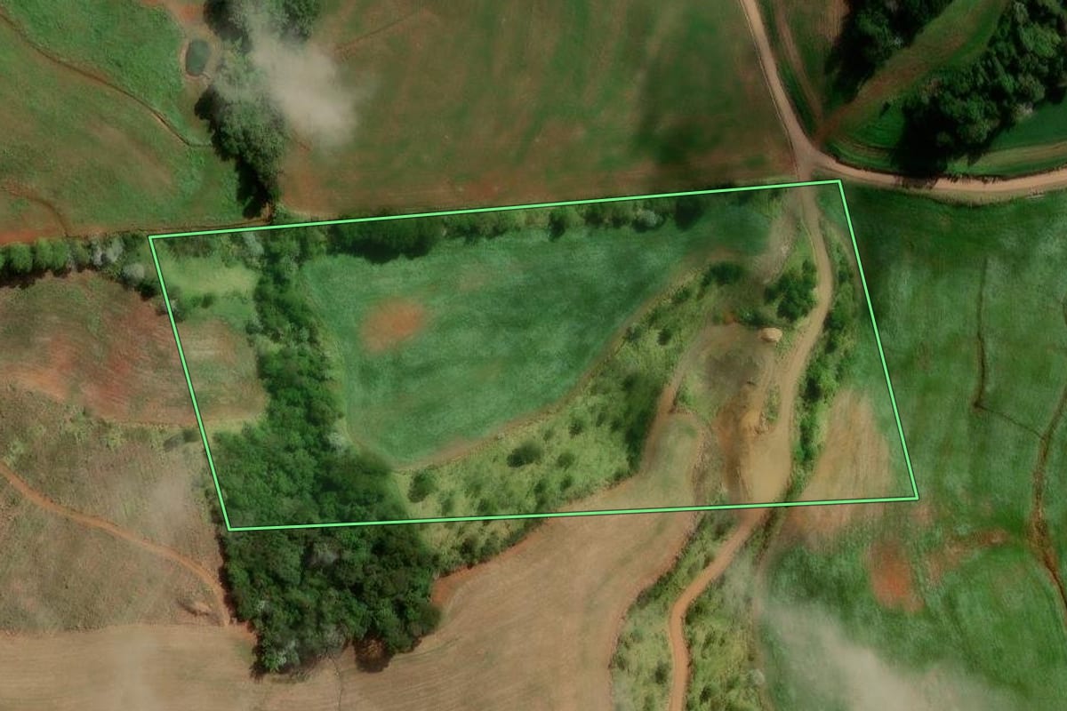 Imagem de satélite do imóvel rural em Flor da Serra do Sul (PR), com o contorno declarado no CAR desenhado por cima.
