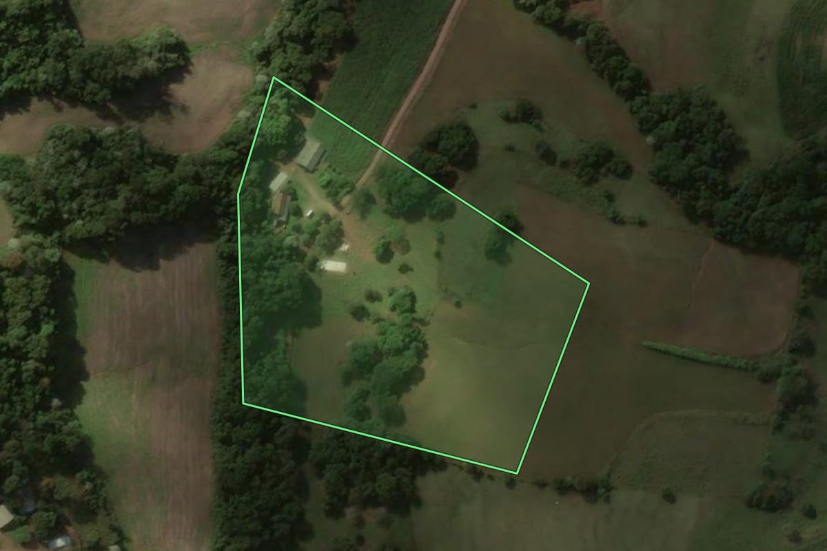 Imagem de satélite do imóvel rural em Flor da Serra do Sul (PR), com o contorno declarado no CAR desenhado por cima.
