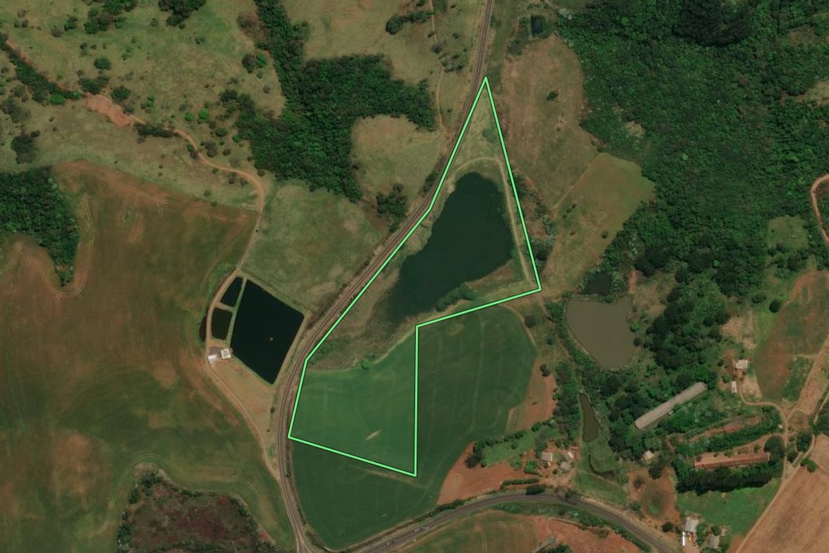 Imagem de satélite do imóvel rural em Flor da Serra do Sul (PR), com o contorno declarado no CAR desenhado por cima.