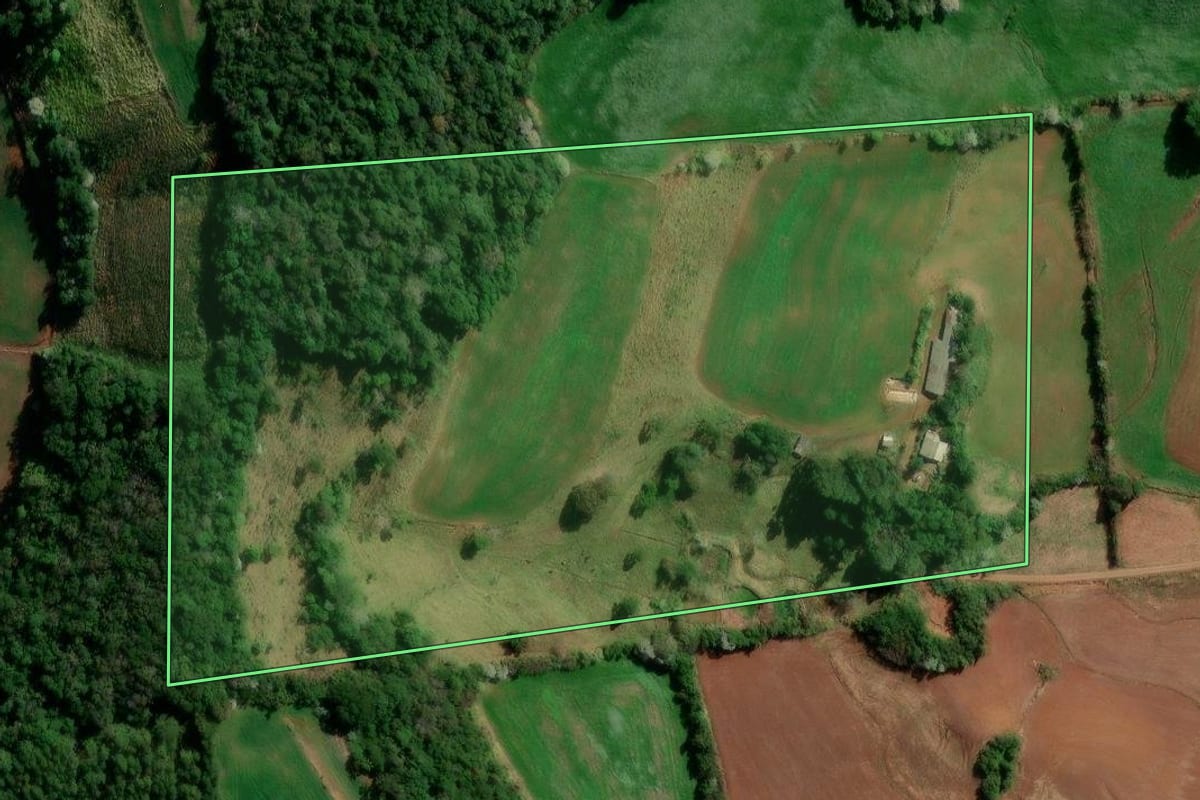 Imagem de satélite do imóvel rural em Flor da Serra do Sul (PR), com o contorno declarado no CAR desenhado por cima.