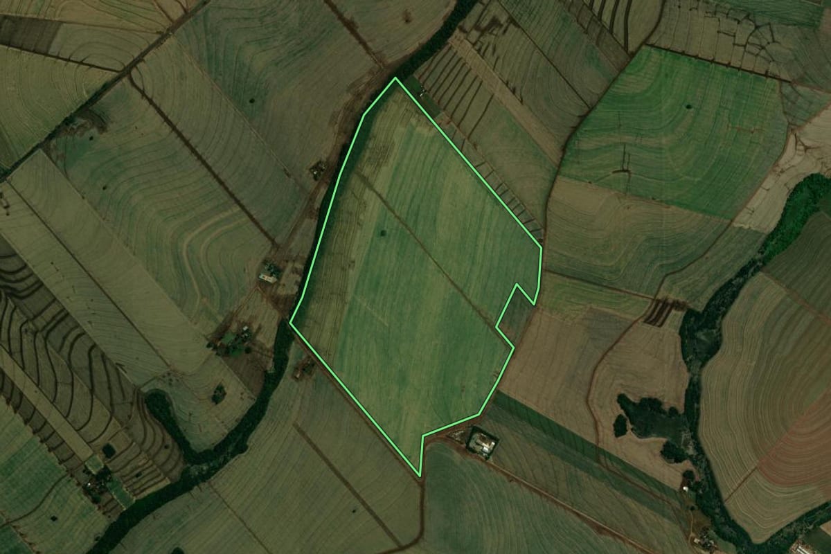 Imagem de satélite do imóvel rural em Floresta (PR), com o contorno declarado no CAR desenhado por cima.