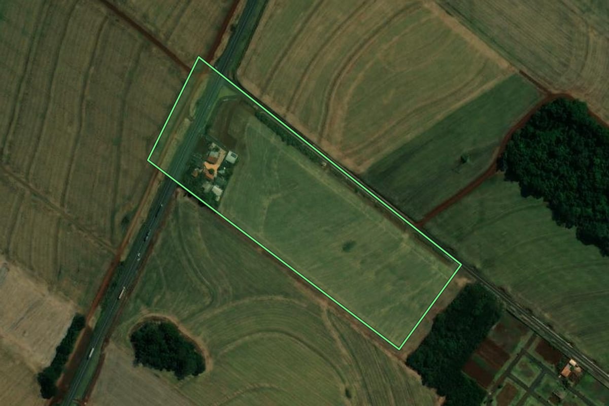 Imagem de satélite do imóvel rural em Floresta (PR), com o contorno declarado no CAR desenhado por cima.