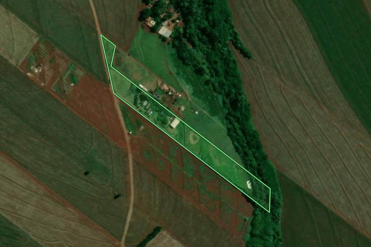 Imagem de satélite do imóvel rural em Floresta (PR), com o contorno declarado no CAR desenhado por cima.