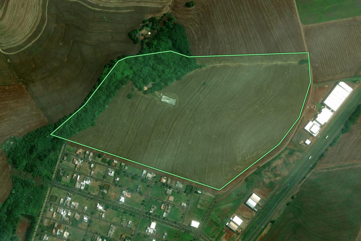 Imagem de satélite do imóvel rural em Floresta (PR), com o contorno declarado no CAR desenhado por cima.