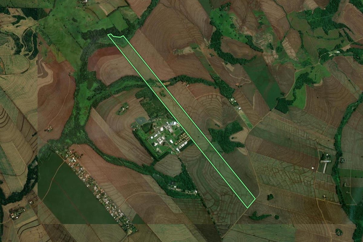 Imagem de satélite do imóvel rural em Floresta (PR), com o contorno declarado no CAR desenhado por cima.