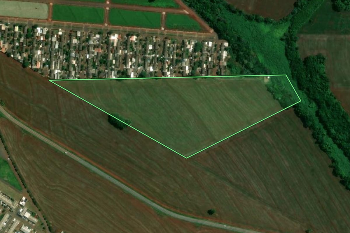Imagem de satélite do imóvel rural em Floresta (PR), com o contorno declarado no CAR desenhado por cima.