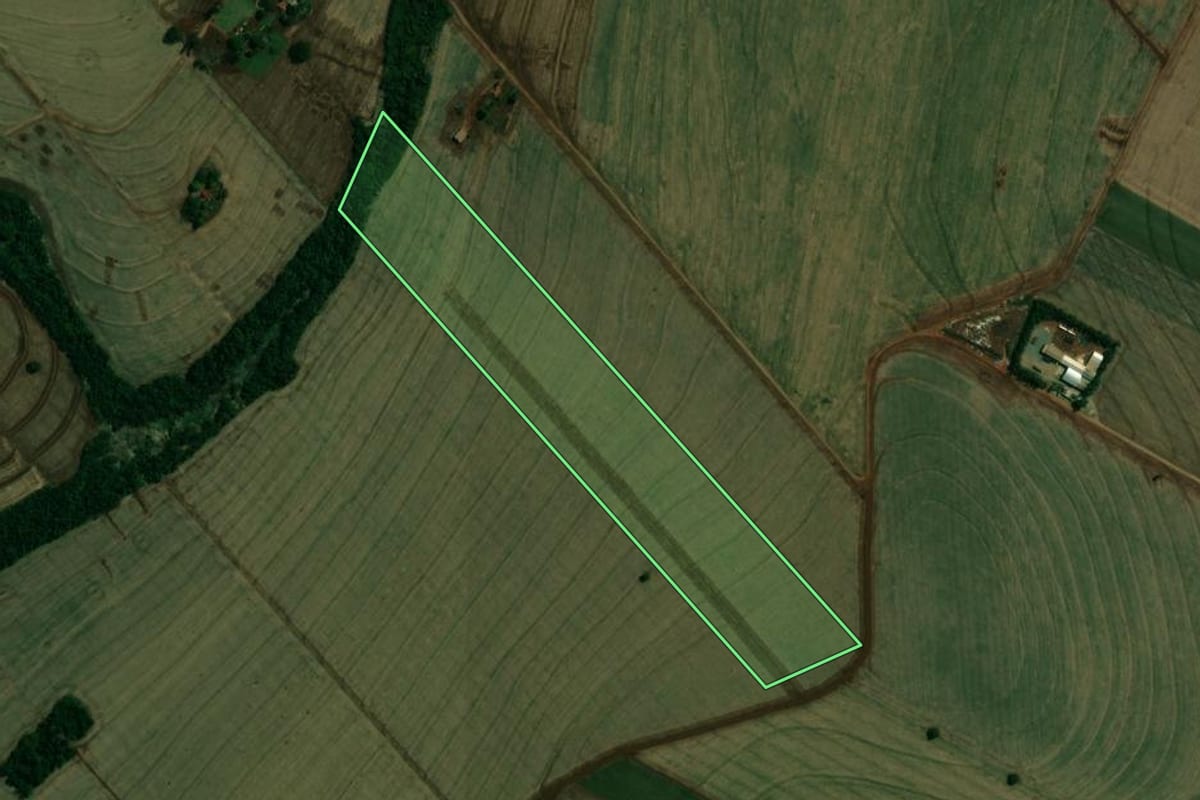 Imagem de satélite do imóvel rural em Floresta (PR), com o contorno declarado no CAR desenhado por cima.