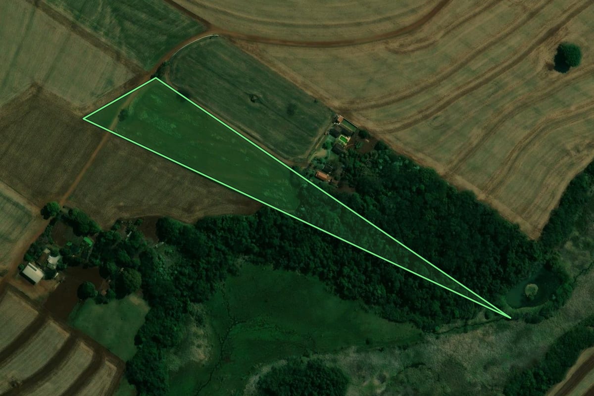 Imagem de satélite do imóvel rural em Floresta (PR), com o contorno declarado no CAR desenhado por cima.