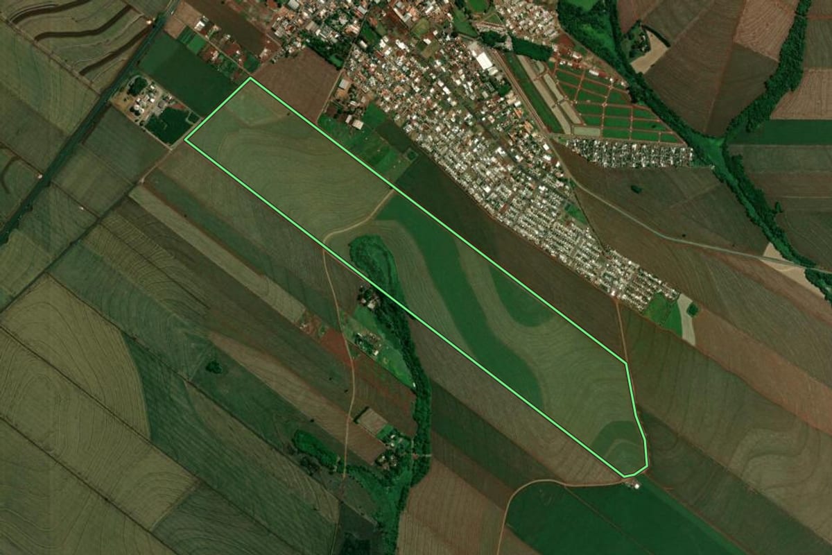 Imagem de satélite do imóvel rural em Floresta (PR), com o contorno declarado no CAR desenhado por cima.