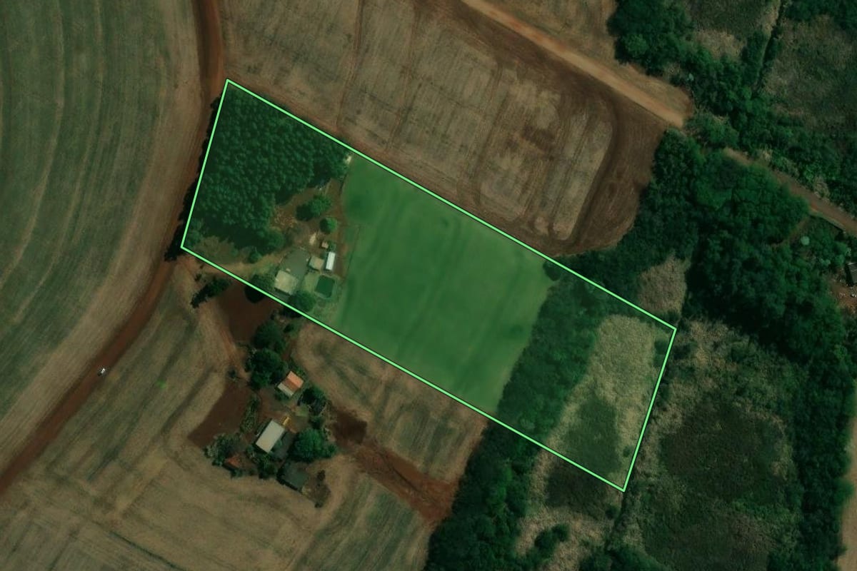 Imagem de satélite do imóvel rural em Floresta (PR), com o contorno declarado no CAR desenhado por cima.