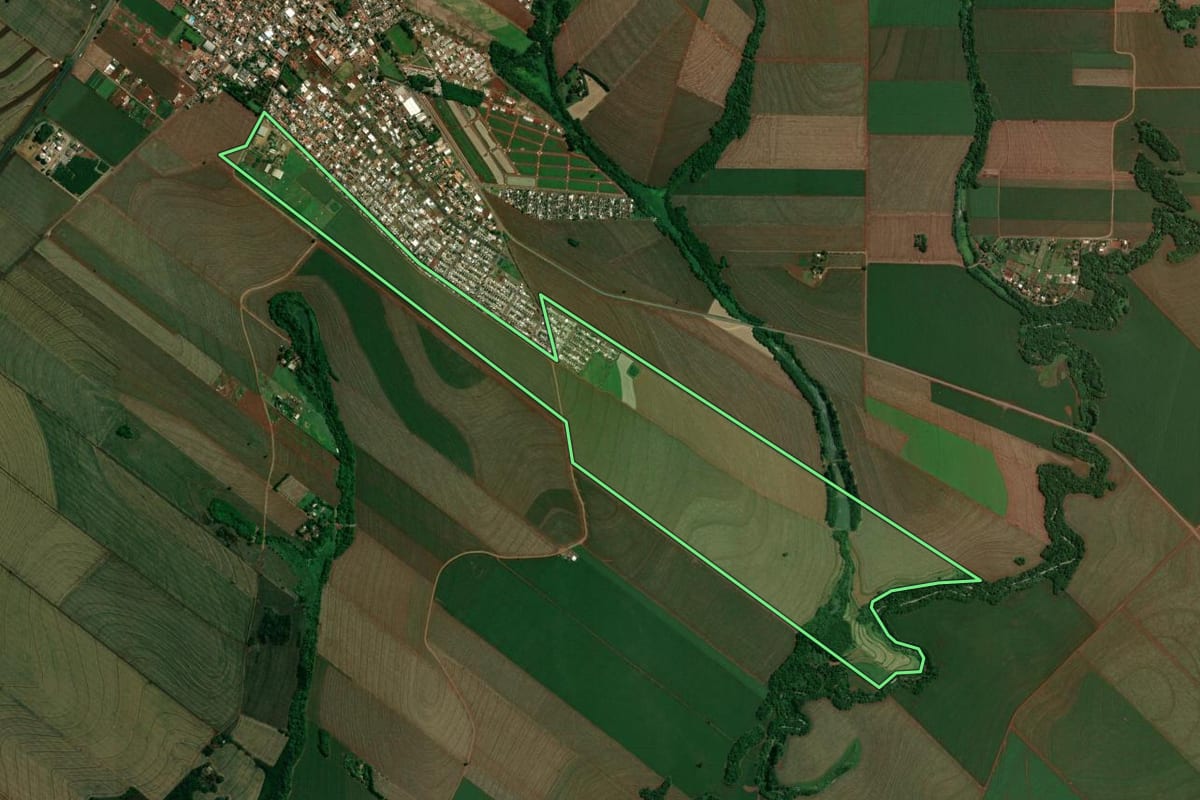Imagem de satélite do imóvel rural em Floresta (PR), com o contorno declarado no CAR desenhado por cima.