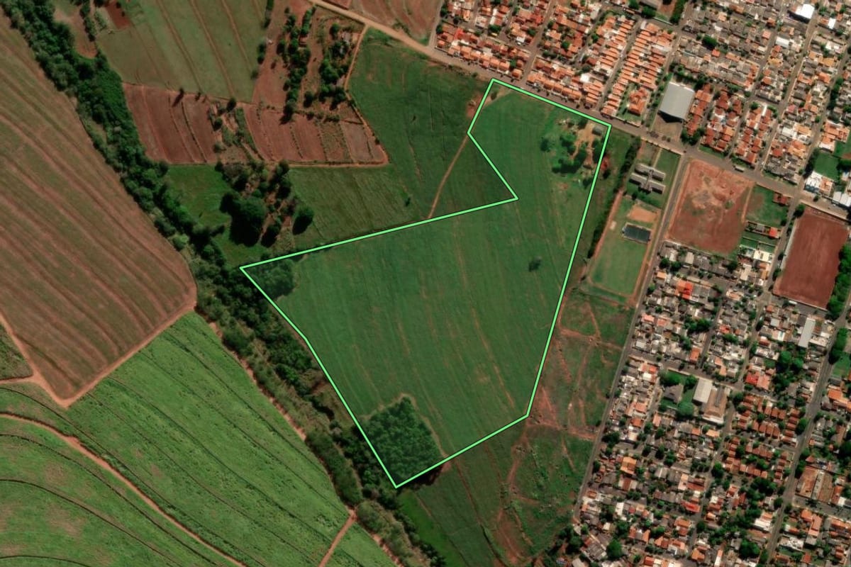Imagem de satélite do imóvel rural em Florestópolis (PR), com o contorno declarado no CAR desenhado por cima.