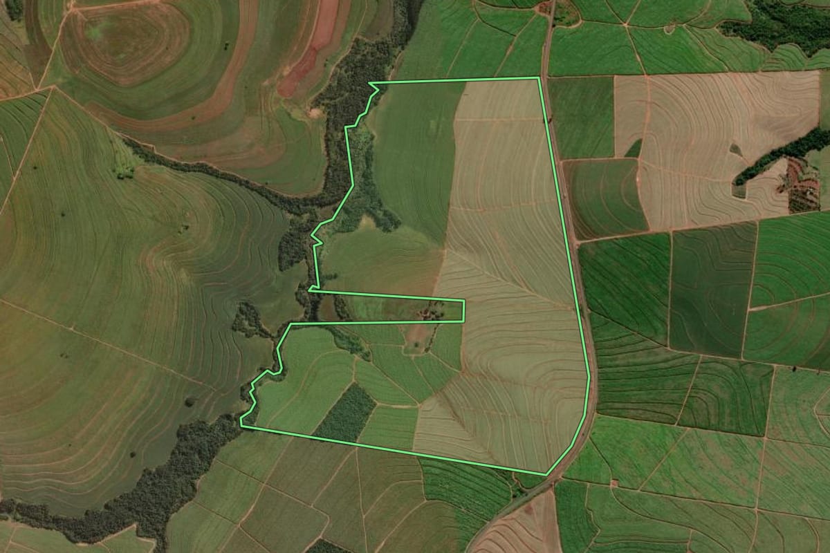 Imagem de satélite do imóvel rural em Florestópolis (PR), com o contorno declarado no CAR desenhado por cima.