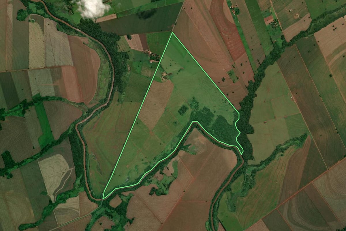Imagem de satélite do imóvel rural em Flórida (PR), com o contorno declarado no CAR desenhado por cima.