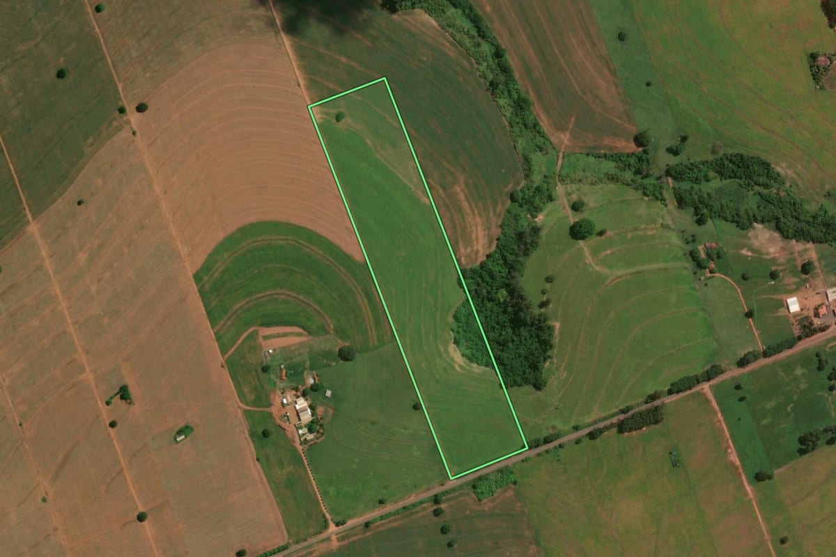 Imagem de satélite do imóvel rural em Flórida (PR), com o contorno declarado no CAR desenhado por cima.