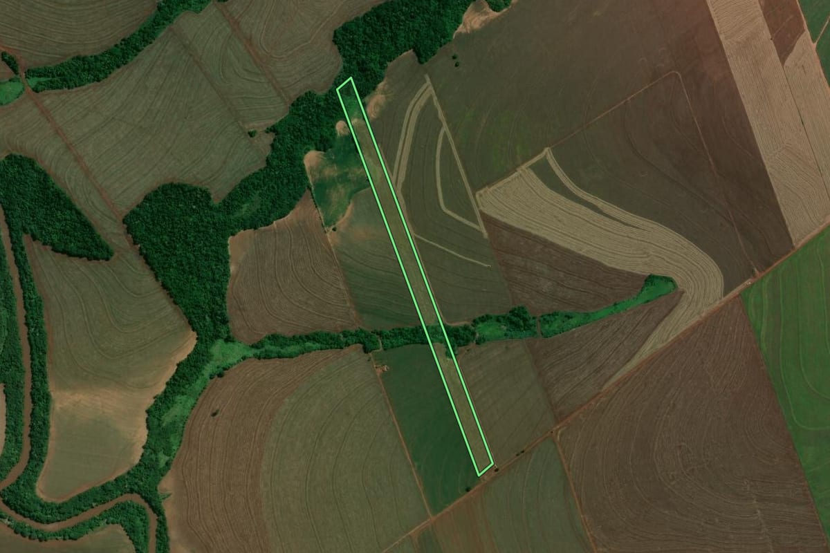 Imagem de satélite do imóvel rural em Flórida (PR), com o contorno declarado no CAR desenhado por cima.