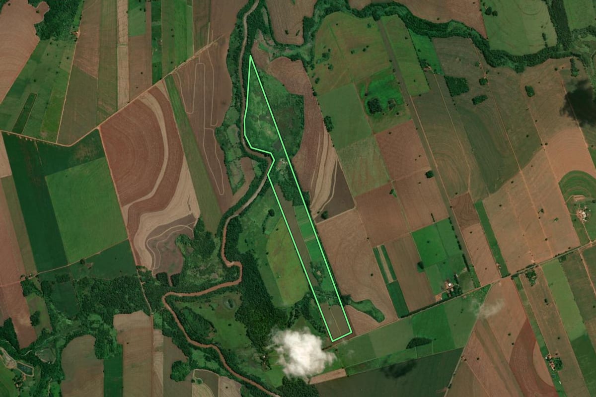 Imagem de satélite do imóvel rural em Flórida (PR), com o contorno declarado no CAR desenhado por cima.