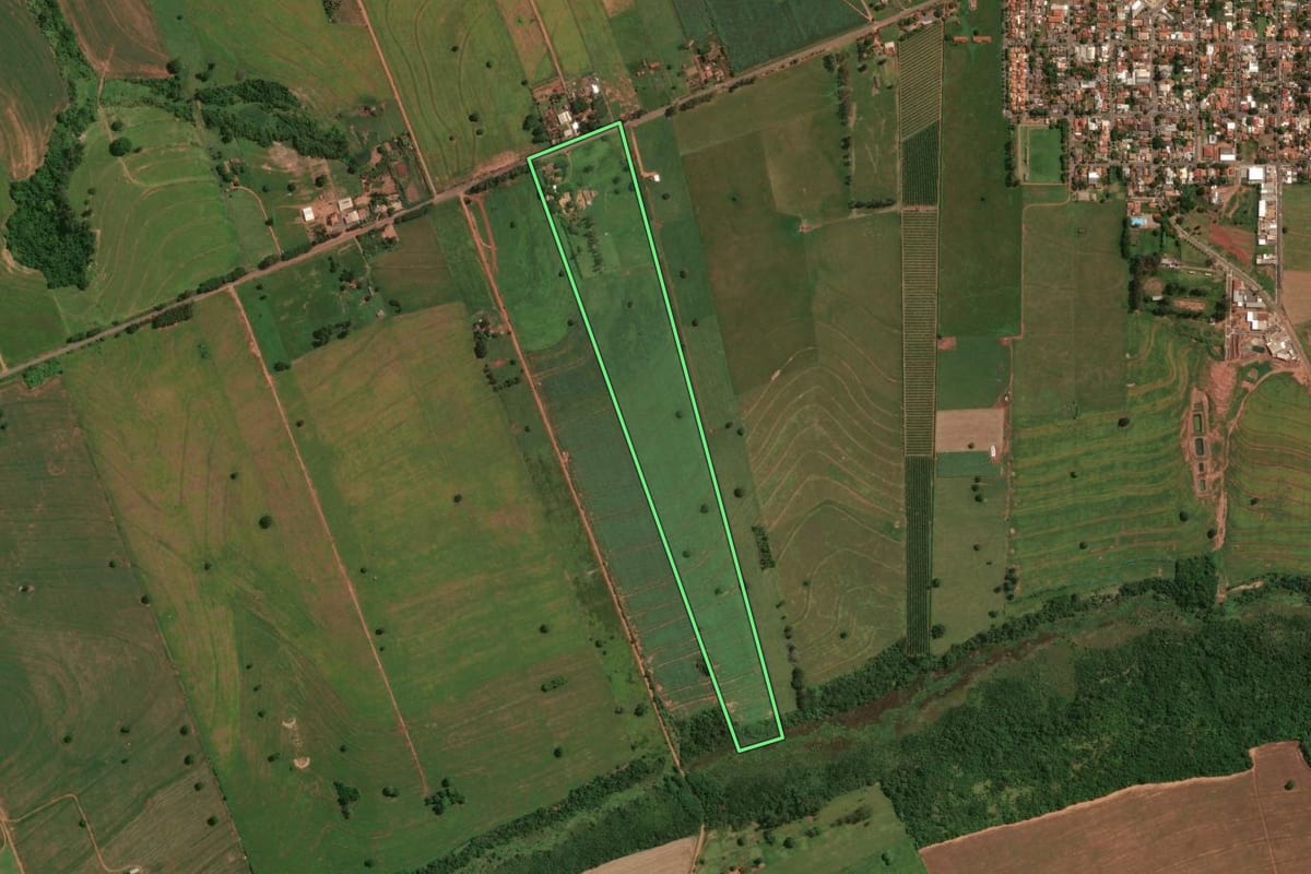 Imagem de satélite do imóvel rural em Flórida (PR), com o contorno declarado no CAR desenhado por cima.