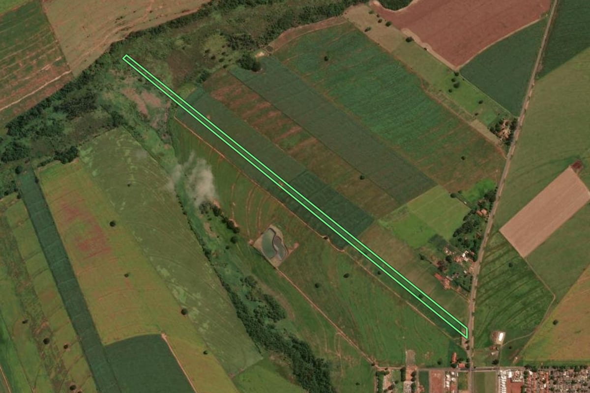 Imagem de satélite do imóvel rural em Flórida (PR), com o contorno declarado no CAR desenhado por cima.