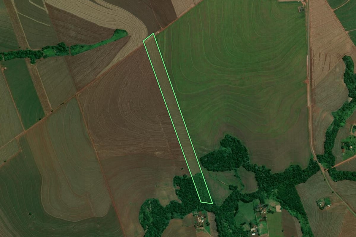 Imagem de satélite do imóvel rural em Flórida (PR), com o contorno declarado no CAR desenhado por cima.