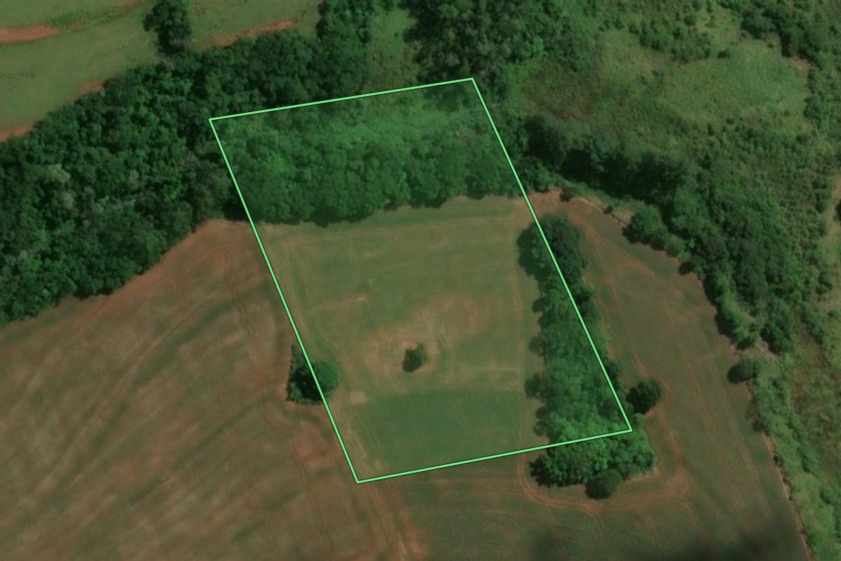 Imagem de satélite do imóvel rural em Flórida (PR), com o contorno declarado no CAR desenhado por cima.