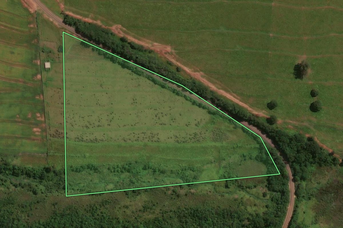 Imagem de satélite do imóvel rural em Flórida (PR), com o contorno declarado no CAR desenhado por cima.