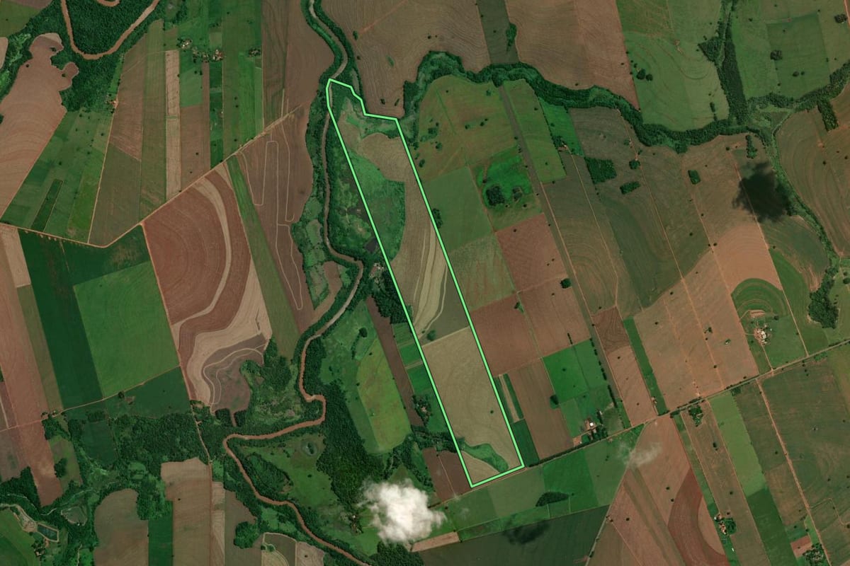 Imagem de satélite do imóvel rural em Flórida (PR), com o contorno declarado no CAR desenhado por cima.