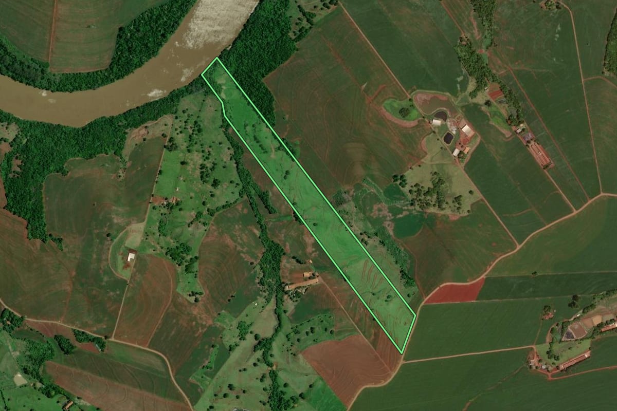Imagem de satélite do imóvel rural em Formosa do Oeste (PR), com o contorno declarado no CAR desenhado por cima.