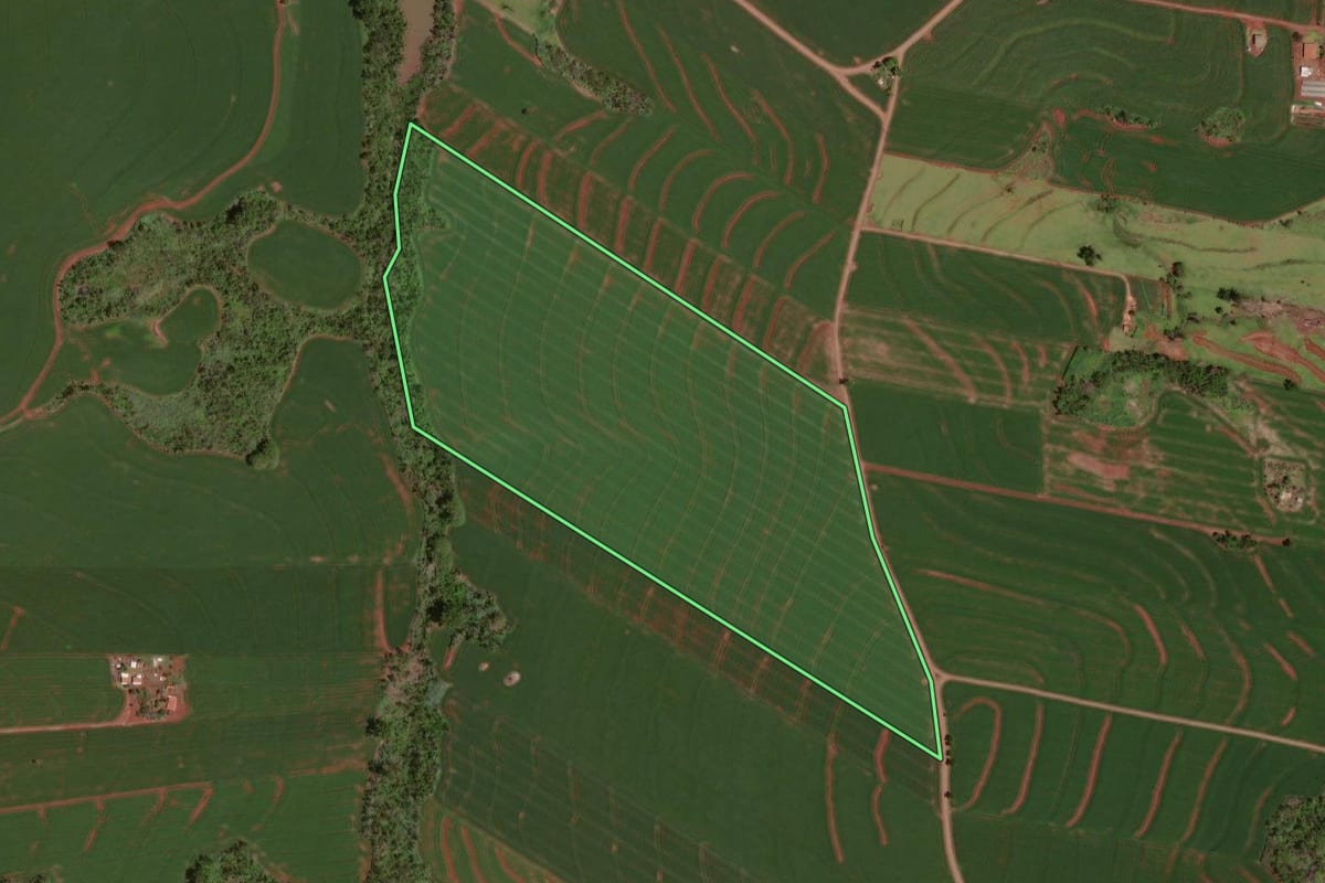 Imagem de satélite do imóvel rural em Formosa do Oeste (PR), com o contorno declarado no CAR desenhado por cima.