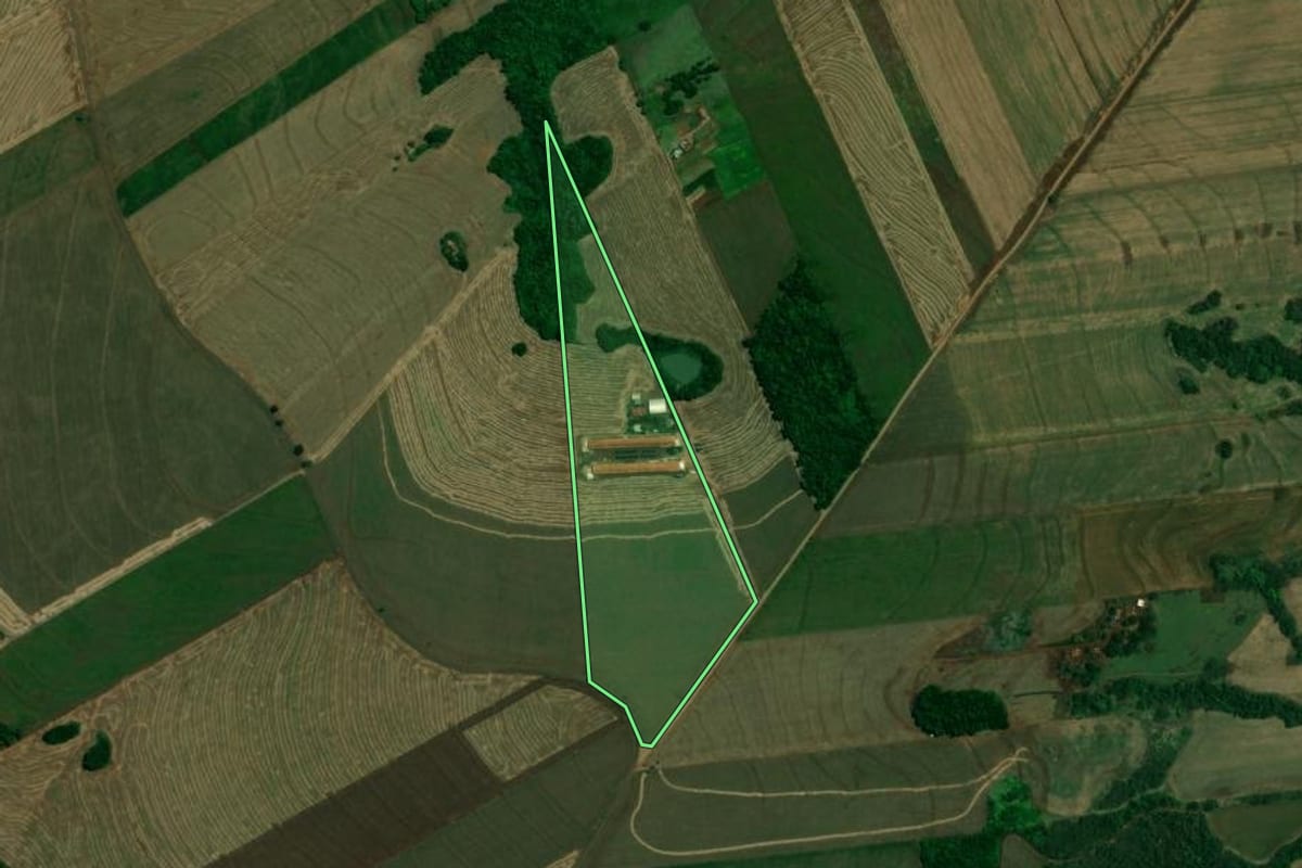 Imagem de satélite do imóvel rural em Formosa do Oeste (PR), com o contorno declarado no CAR desenhado por cima.
