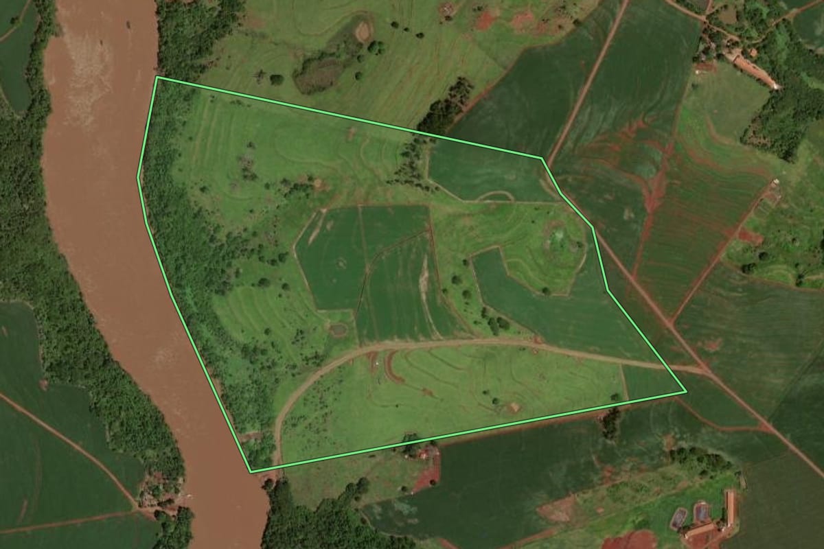 Imagem de satélite do imóvel rural em Formosa do Oeste (PR), com o contorno declarado no CAR desenhado por cima.