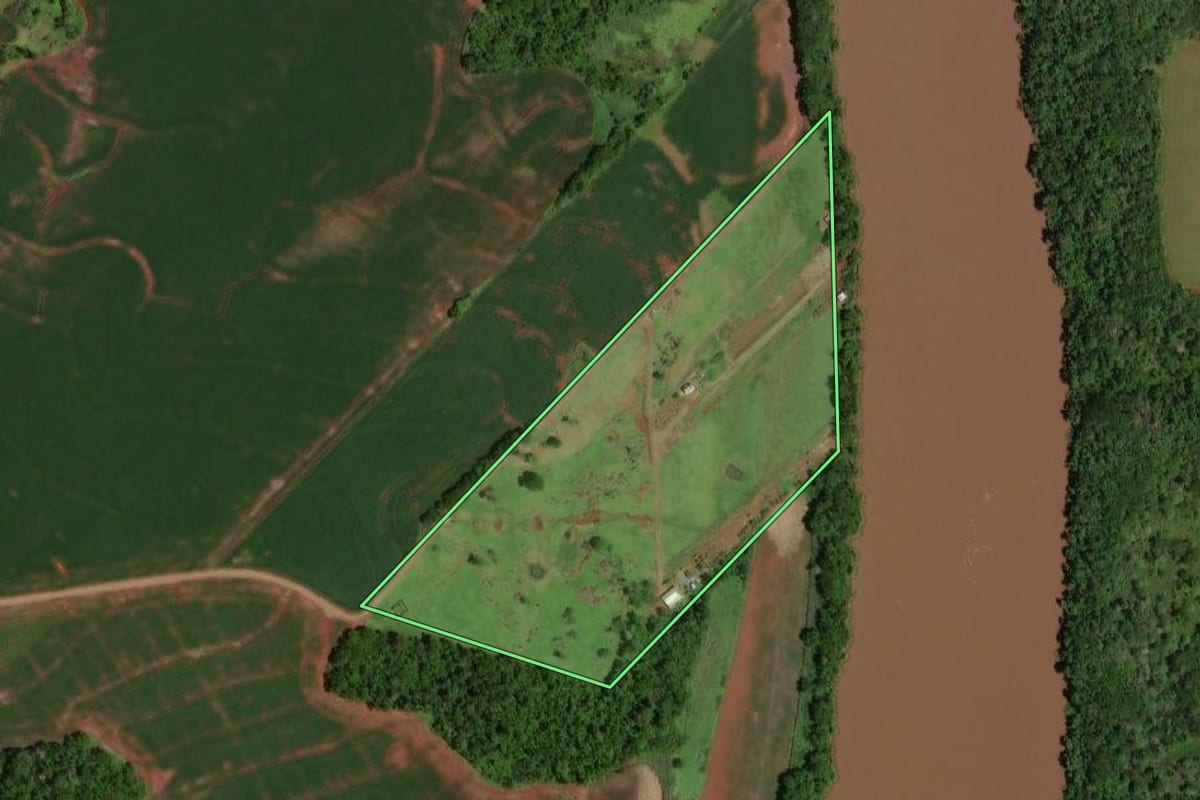 Imagem de satélite do imóvel rural em Formosa do Oeste (PR), com o contorno declarado no CAR desenhado por cima.